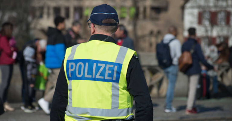 Swiss Cops Chop Down Axe-Wielding Maniac Swiss Cops Chop Down Axe-Wielding Maniac